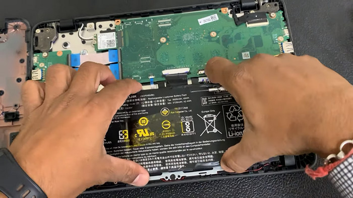 disconnect-chromebook-battery-connector